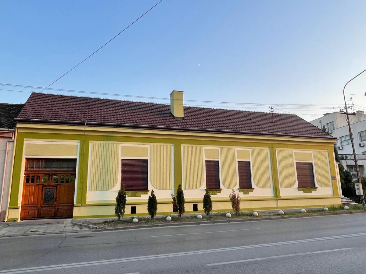 Pb Urban Garden Stay With Secured Parking Sremska Mitrovica Exterior photo