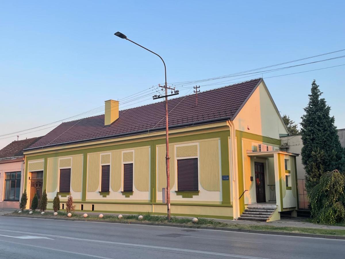 Pb Urban Garden Stay With Secured Parking Sremska Mitrovica Exterior photo