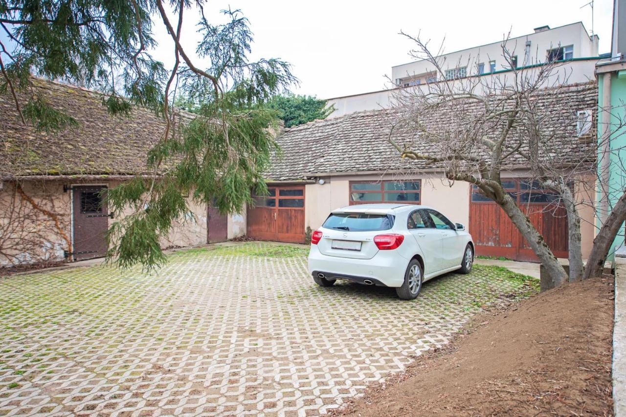 Pb Urban Garden Stay With Secured Parking Sremska Mitrovica Exterior photo